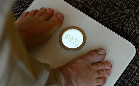 bascula de baño inteligente fitbit aria 2 detalle