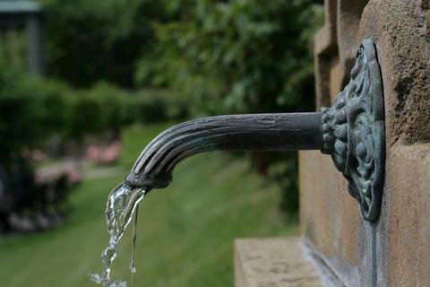 fuente dispensador de agua