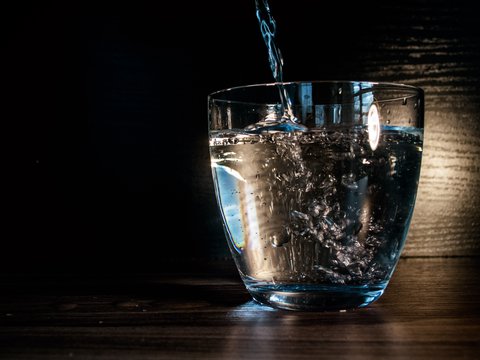 vaso de agua chorro