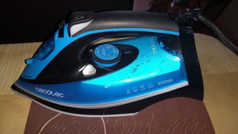 plancha de vapor cecotec force titanium 450 detalle