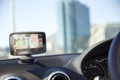 manos libres coche tomtom go 620 detalle