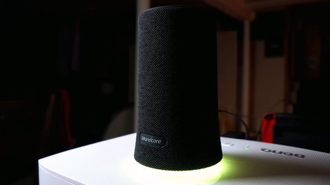 anker soundcore flare un altavoz bluetooth competente con iluminación led y un precio razonable