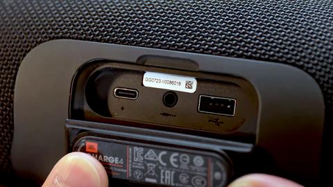 jbl charge 4 conexiones traseras