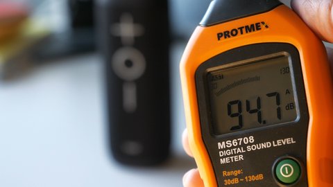 tribit xboom botones volumen maximo