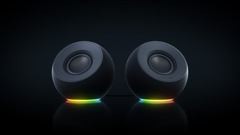 Los dos altavoces Razer Mako X con iluminación RGB bajo la base