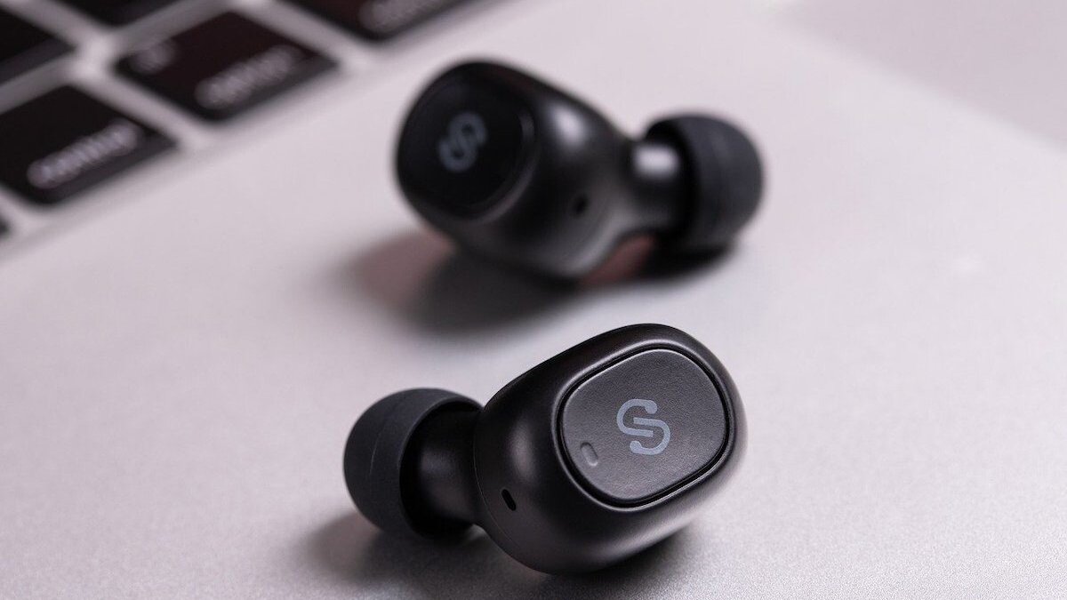 auriculares escuchan bajo