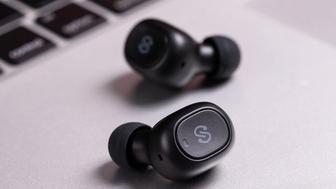 auriculares escuchan bajo