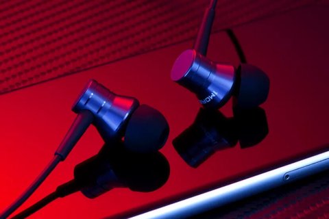 auriculares suenan bajo