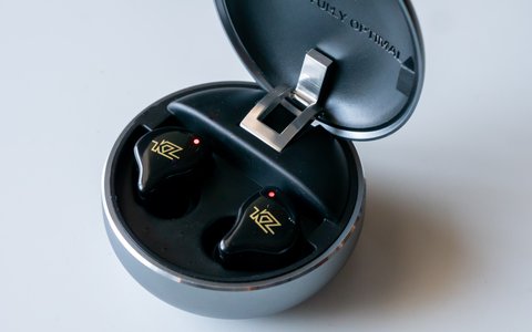 kz t1 auriculares cargando