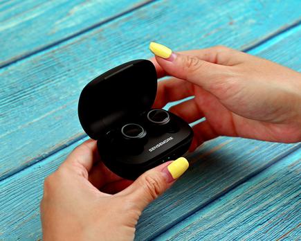 creative sensemore air auriculares t w s con sistema modo ambiente que puede ayudar oír mejor a personas con problemas leves de audición