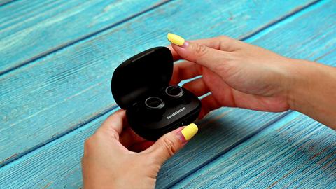 creative sensemore air auriculares t w s con sistema modo ambiente que puede ayudar oír mejor a personas con problemas leves de audición