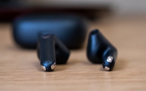 soundpeats air3 detalle pines carga