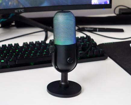 probamos el micrófono razer seiren v3 con iluminación r g b