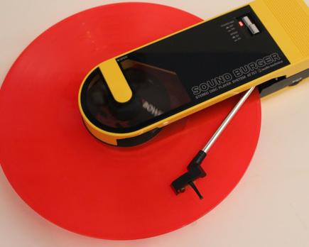 audio technica resucita el emblemático tocadiscos portátil sound burger