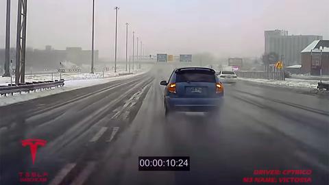 el autopilot de tesla evita un accidente en una carretera helada