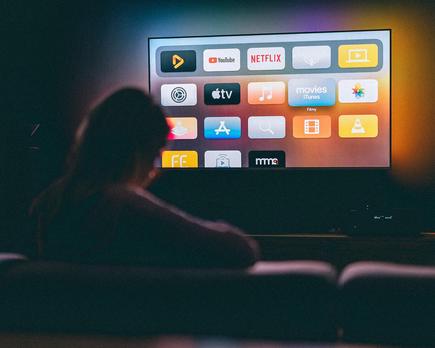 maratones de series y microgastos la factura del ocio en casa