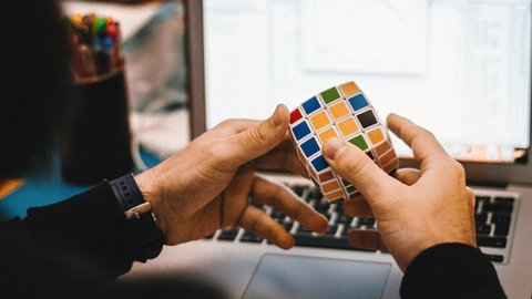 ¿ cuántas combinaciones tiene el cubo de rubik?