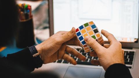 ¿ cuántas combinaciones tiene el cubo de rubik?