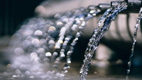 por qué el agua estropea los aparatos electrónicos