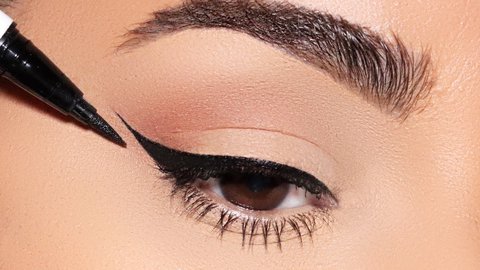 ¿ cómo hacerte el eyeliner para que quede perfecto? trucos y los mejores