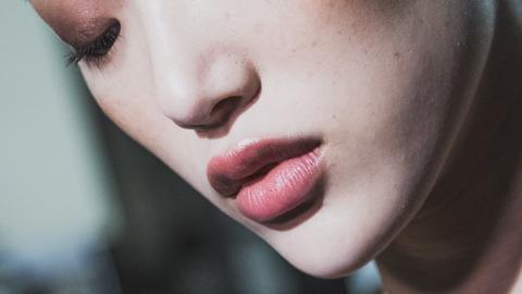 como maquillar labios mas gruesos