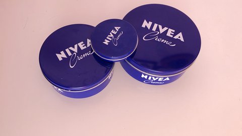 todo lo que no te han contado sobre la crema nivea de lata azul