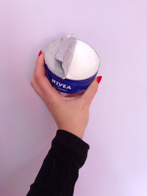 crema nivea lata