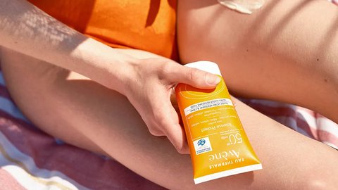 la guía definitiva para la aplicación de protector solar, según los dermatólogos