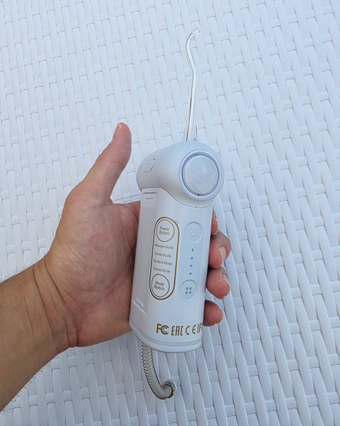Irrigador usmile C10 extendido en la mano