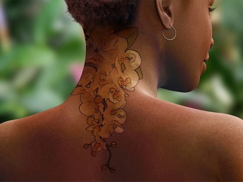 tatuaje de color en piel bronceada