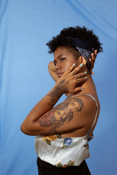 tatuaje color mujer