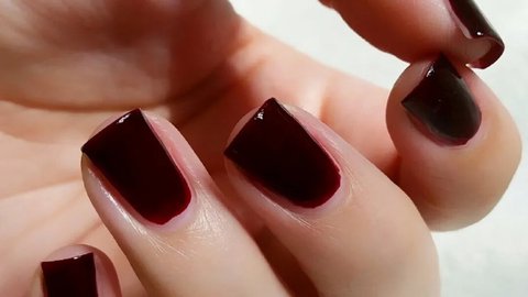 las mejores ideas de uñas color vino para inspirarte en 2023