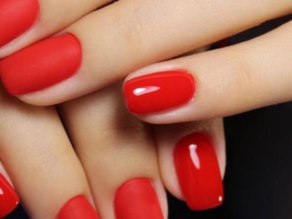 15 ideas de manicura roja elegantes para uñas cortas para llevar ahora y en  2023