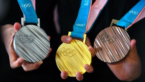 medallistas olimpicos plata bronce feliz