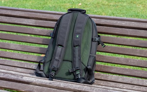 razer rogue v3 15 espalda