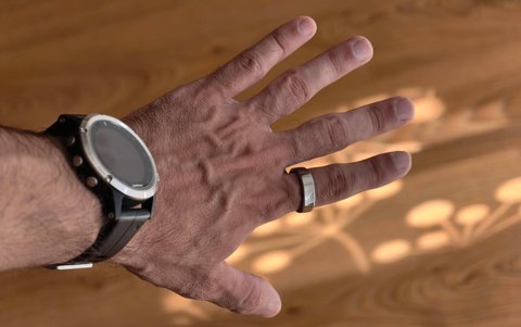 anillo ringconn gen 2 en la mano