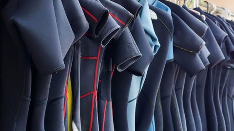 como limpiar y secar el traje de neopreno