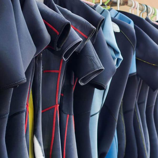 como limpiar y secar el traje de neopreno