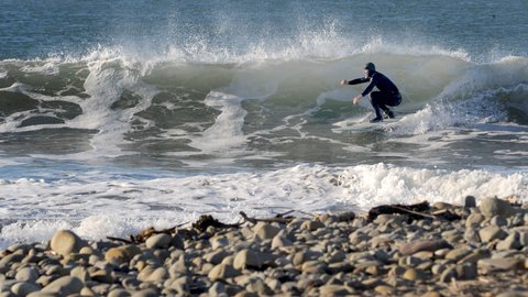 cuando es mejor hacer surf con marea alta o baja