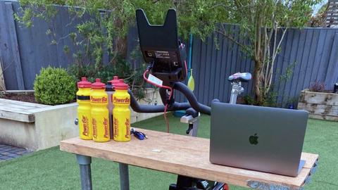 completa un ironman en su jardín para recaudar dinero para el banco de alimentos