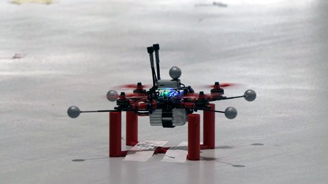 un dron totalmente autónomo supera a dos pilotos de drones humanos de categoría mundial