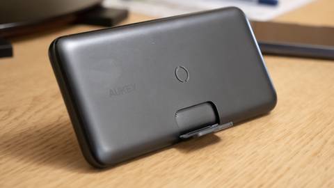 análisis de la powerbank aukey p b w l02 con carga inalámbrica y soporte