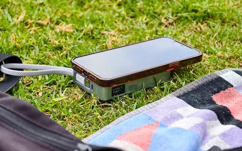ugreen 25w magnetic power bank 10000mah cargando iphone