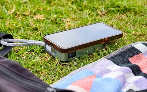 ugreen 25w magnetic power bank 10000mah cargando iphone