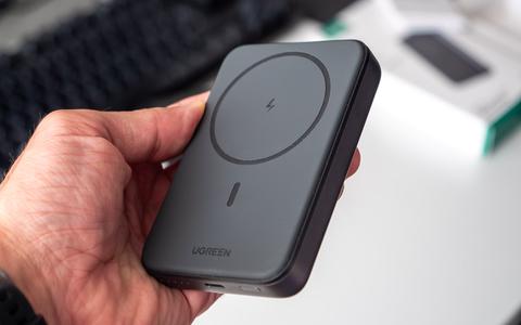 ugreen nexode magnetico 10000 mah magsafe detalle mano