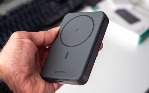 ugreen nexode magnetico 10000 mah magsafe detalle mano