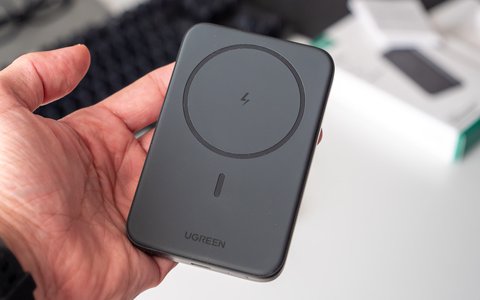 ugreen nexode magnetico 10000 mah magsafe mano