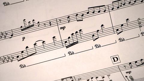 cómo encontrar una canción tatareando la melodía (sin saber la letra)