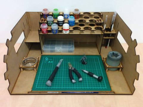 zona de montaje y pintura figuras warhammer