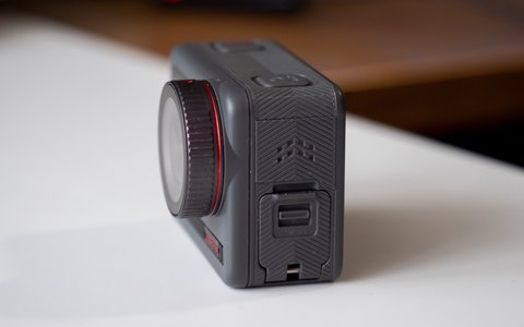 akaso brave 8 tapa lateral
